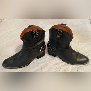 Schuh Black Leather w/Gunmetal Studs Short Boots Booties EU Sz 38/US 7